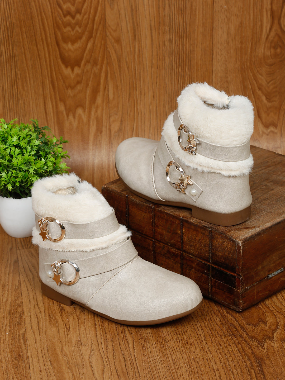 Tiny Bugs Girls Ankle Length Furr Boots - Off White